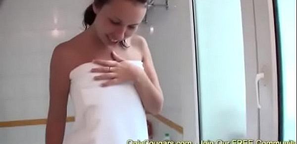  Amateur Teen Shaves Her Yummy Pussy In The Bath